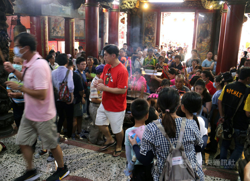 苗栗縣通霄鎮白沙屯媽祖雲林北港9天8夜徒步進香活動，5日凌晨啟程，由於時值盛夏，天氣炎熱加上防疫需求，旅程更添挑戰；4日白天，大量香客湧入拱天宮參拜祈福。中央社記者管瑞平攝　109年7月4日