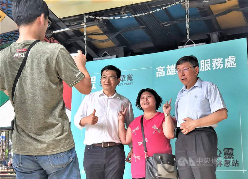 台灣民眾黨主席柯文哲(右)4日南下高雄,為黨提名高雄市長補選參選人吳益政(後左)輔選造勢,兩人與熱情支持者合影。中央社記者程啟峰高雄攝 109年7月4日