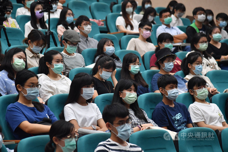 疾管署與台灣公共衛生學會4日上午在台灣大學公共衛生學院舉行「COVID-19暨防疫新生活健康行為監測教育訓練」,學生們戴口罩聆聽講師分享經驗。中央社記者林俊耀攝 109年7月4日