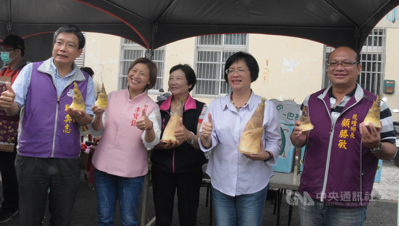 彰化縣花壇鄉農會、花壇鄉公所4日舉辦花壇竹筍節,縣長王惠美(右2)、花壇鄉長顧勝敏(右1)等人出席,並預告17日及18日將舉辦「茉莉花壇韻茶季」。(彰化縣政府提供)中央社記者蕭博陽彰化縣傳真 109年7月4日