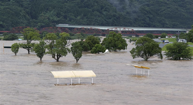 日本九州4日出現空前豪雨,氣象廳官員警告可能引發洪水與山崩。圖為熊本縣八代市一座公園設施淹在泥濘水中。(共同社提供)