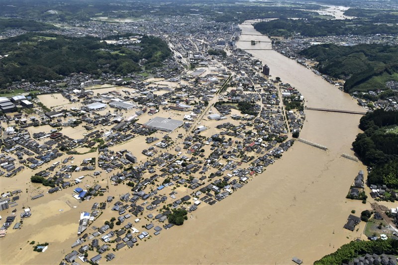 日本九州的熊本、鹿兒島縣等地遭遇數十年僅見大雨,日本氣象廳發布大雨特別警報,將警戒層級提高至最嚴重的第5級。圖為流經熊本縣人吉市的球磨川氾濫,4日多地淹水。(共同社提供)