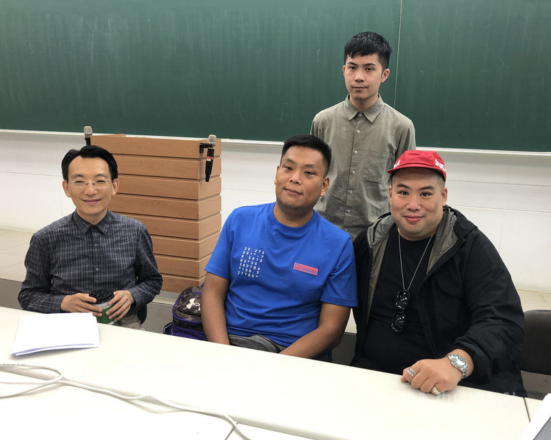 109學年度大學入學指定科目考試4日進行第2天試程,下午第3節英文科測試結束後,台北市補教協會安排多名教師,共同剖析英文試題。中央社記者陳至中攝 109年7月4日