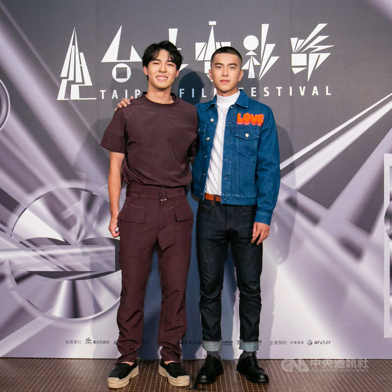 同志純愛電影「刻在你心底的名字」5日晚間在台北電影節首映，新生代演員曾敬驊（右）、陳昊森（左）在片中飾演主角，為揣摩同志情感，兩人被安排到同志酒吧取經，也藉此產生革命情感。（台北電影節提供）中央社記者葉冠吟傳真　109年7月5日
