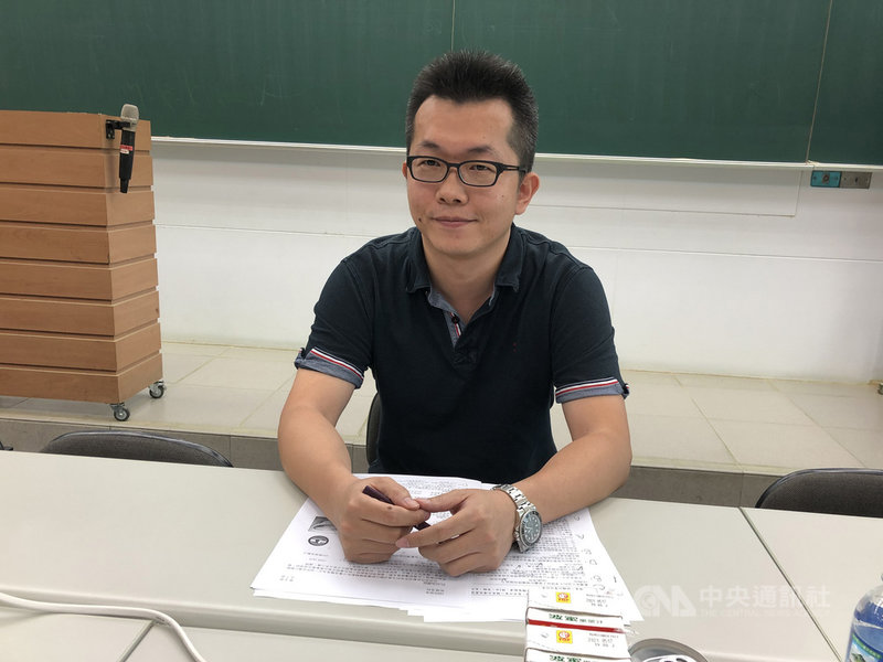 台北市補教協會解題團隊教師李威立(圖)5日分析指考地理科試題,他表示,今年由於疫情的關係,已多次提醒考生,疾病的相關知識一定會考,只是沒想到考了這麼多,而且不只是地理科,指考幾乎科科都有考。中央社記者陳至中攝 109年7月5日