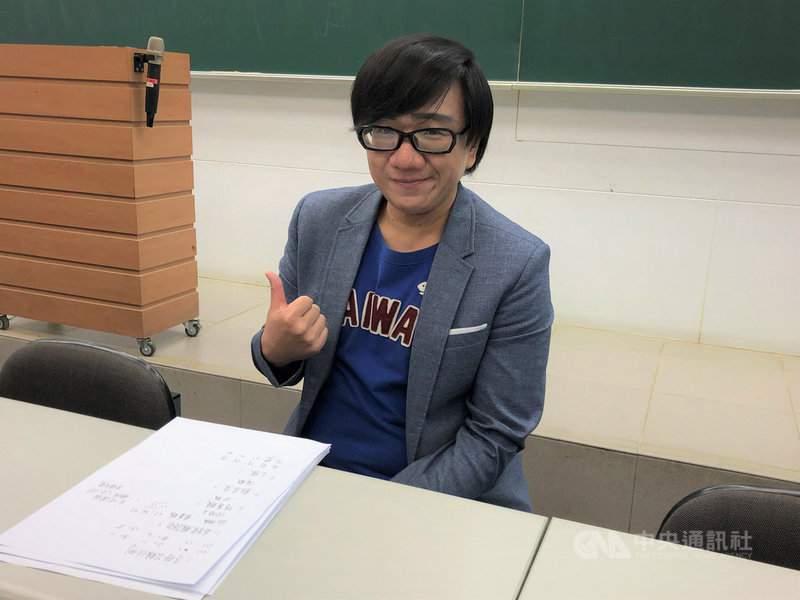 109學年度大學入學指定科目考試最後一科考公民與社會,台北市補教協會老師羅文5日分析公民科試題表示,很多考生考完可能覺得今年公民科很簡單,但其實題目陷阱多。中央社記者陳至中台北攝 109年7月5日