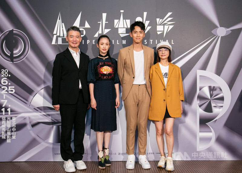 電影「打噴嚏」5日在台北電影節舉辦世界首映,出品人柯耀宗(左起)、主要演員林依晨、柯震東、監製柴智屏出席。(台北電影節提供)中央社記者葉冠吟傳真 109年7月5日