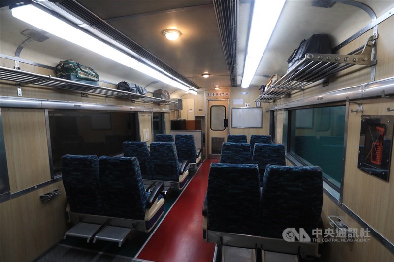 台博鐵道部園區除有古蹟建築為亮點外,也把莒光號車廂搬到展場內,讓民眾不必到火車站,在園區內就能有搭上莒光號的感受。中央社記者吳家昇攝 109年7月5日