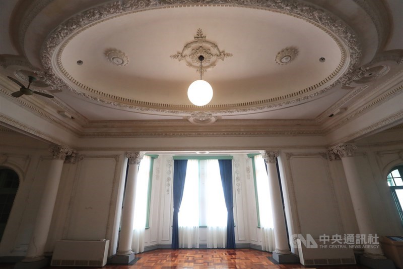 日治時期鐵道部廳舍建築採「半木」構造,意味著建物1樓用舊式紅磚、2樓以上採木造,類似英國安妮復興式的歷史式樣。台博館展示企劃組助理研究員林一宏說,「鐵路技術的發源地在英國,採用英國的建築樣式,頗有致敬的意味」。中央社記者吳家昇攝 109年7月5日