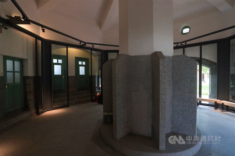台灣博物館鐵道部園區內的國定古蹟「八角樓」,建於西元1919年,是當年鐵道部廳舍唯一男廁,建築主結構為鋼筋混凝土中空八角柱,上方有通風口,和外牆間由8根鋼筋混凝土梁相連接,宛如一把撐開的傘,8個小便斗就圍繞在八角柱周圍。中央社記者吳家昇攝 109年7月5日