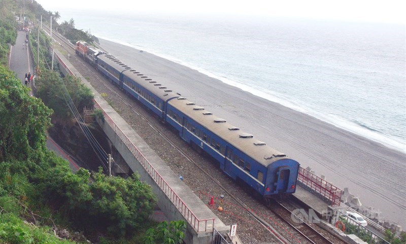 台鐵藍皮客車又被稱作解憂列車,所經南迴沿線山海風光盡收眼底,美不勝收。 中央社記者盧太城台東攝 109年6月24日
