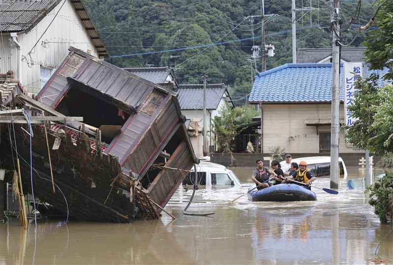日本豪雨重創九州地方等地,球磨川等河川有11處氾濫,熊本縣人吉市球磨川的堤防潰堤,廣範圍地區嚴重淹水。(共同社提供)