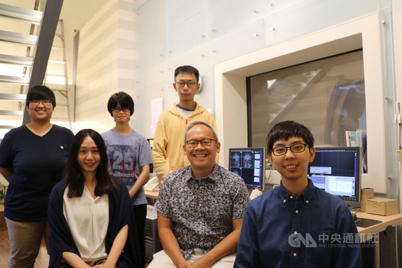 國立陽明大學神經科學研究所副教授吳仕煒(右2)研究團隊利用功能性磁振造影與神經計算模型,發現大腦估算機率的神經基礎。(陽明大學提供)中央社記者許秩維傳真 109年7月6日
