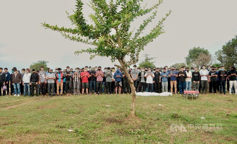 阿富汗難民阿瑟夫2日在印尼南蘇拉威西省自殺身亡,在葬禮上難民友人集體為他祈禱。(阿富汗難民烏拉提供)中央社記者石秀娟雅加達傳真 109年7月6日