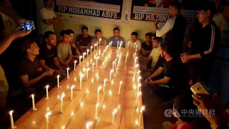滯留印尼7年的阿富汗難民阿瑟夫2日自縊身亡,難民舉辦燭光晚會悼念他們摯愛的兄弟。(阿富汗難民夏哈提供)中央社記者石秀娟雅加達傳真 109年7月6日
