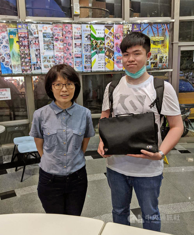 台北城市科技大學應用外語系副主任陳乃慈(左)和學生蕭博允(右),助日籍律師伊東香保尋回在台灣遺失的父親遺物。(城市科大提供)中央社記者許秩維傳真 109年7月6日