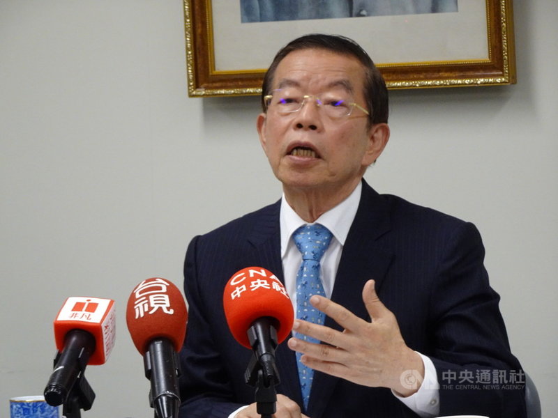 駐日代表謝長廷6日與駐日的台灣媒體茶敘時表示,釣魚台主權屬於台灣,此事不要讓外界會聯想到台灣與中國聯手。中央社記者楊明珠東京攝 109年7月6日