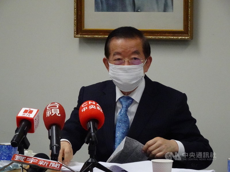 駐日代表謝長廷表示,防疫期間,他觀察到5日舉行投開票的東京都知事選舉候選人都避免握手拜票和群眾聚會,很多政見訴求是在線上舉行,或許未來線上投票會成為成熟民主社會的一個選項。中央社記者楊明珠東京攝 109年7月6日