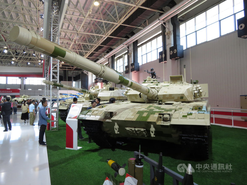 中國駐聯合國大使張軍表示,中國已簽署規範武器販售的全球性「聯合國武器貿易條約」,表明維護國際軍控、支持多邊主義的決心與誠意。圖為2018年珠海航展裡的中國各型外貿戰車。中央社記者陳亦偉攝 109年7月7日