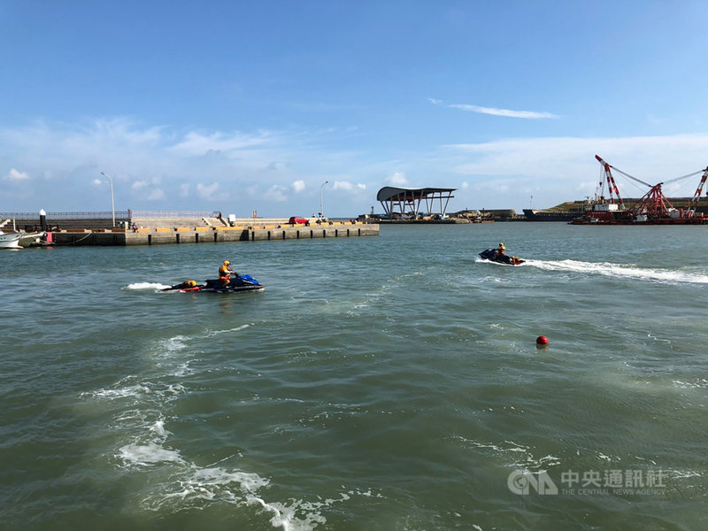 桃園市消防局指出,目前國內以防範武漢肺炎疫情為優先工作,但對於消防救災本職的專業訓練及面對汛期將至,消防人員仍秉持「防疫不鬆懈、訓練救災不打烊」的心態,持續辦理特搜大隊及各搜救分隊訓練,也呼籲民眾在防疫同時,更要留意夏日戲水安全。(桃園市消防局提供)中央社記者吳睿騏桃園傳真 109年7月7日