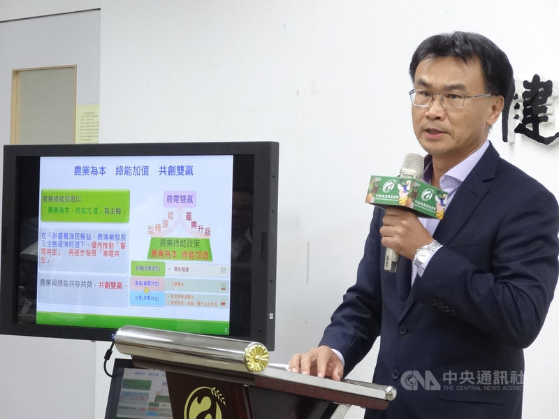 農委會7日召開臨時記者會澄清砍樹種綠電等不實綠電傳言,主委陳吉仲表示,「一棵都沒砍」,但由於平地造林20年將到期,農委會將調查並公布處理樣態,至於台糖2大綠能案,已被打回票。中央社記者楊淑閔攝 109年7月7日