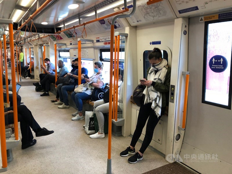 英國規定搭乘大眾運輸工具必須遮掩面部,但沒有強制規定戴口罩,民眾可用圍巾等物品取代。中央社記者戴雅真倫敦攝 109年6月24日