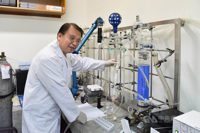 台灣師範大學化學系教授李位仁耗時10年,研發「超氧化物歧化酶」人工酵素,可有效清除自由基,減輕發炎反應、延緩老化、預防疾病產生。(台師大提供)中央社記者許秩維傳真 109年7月7日