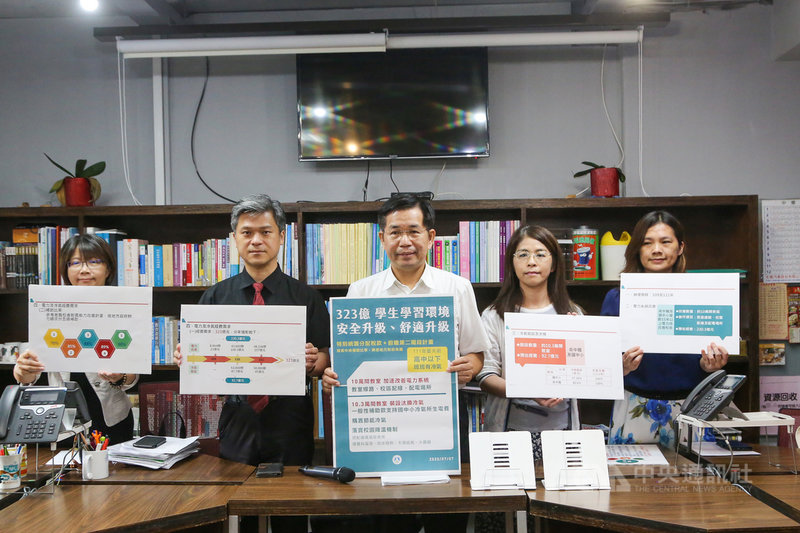 教育部長潘文忠(中)7日表示,在行政院支持下,預計民國111年夏天前全面完成高中以下學校電力系統改善及冷氣裝設,達到班班有冷氣。(教育部提供)中央社記者許秩維傳真 109年7月7日