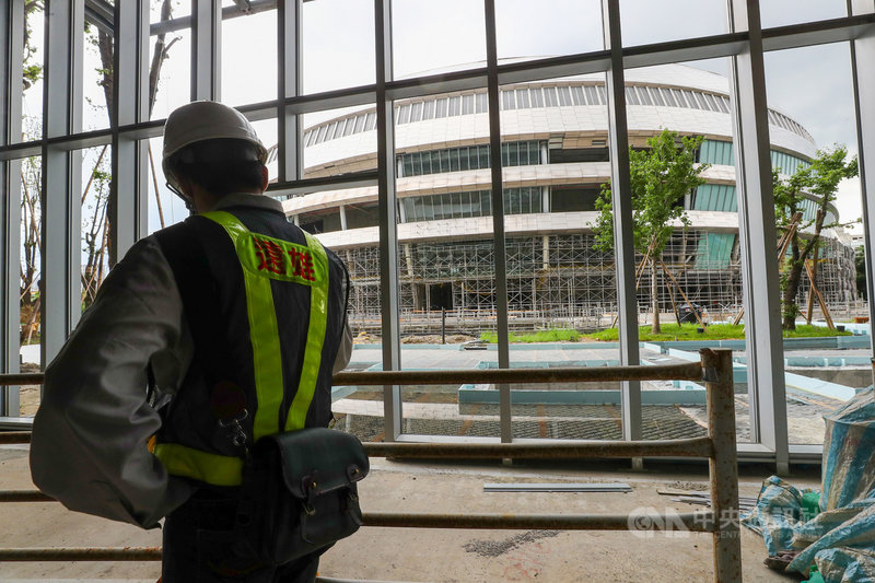 台北市政府6月下旬簽准大巨蛋案建照，台北市議會工務委員會7日到大巨蛋考察，了解目前工程進度。中央社記者王騰毅攝  109年7月7日