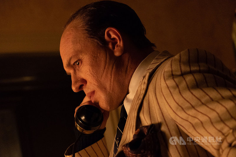 英國演員湯姆哈迪(Tom Hardy)在電影「疤面教父」中逞凶鬥狠,詮釋美國黑幫教父「艾爾卡彭」的傳奇人生。(采昌國際多媒體提供)中央社記者葉冠吟傳真 109年7月7日