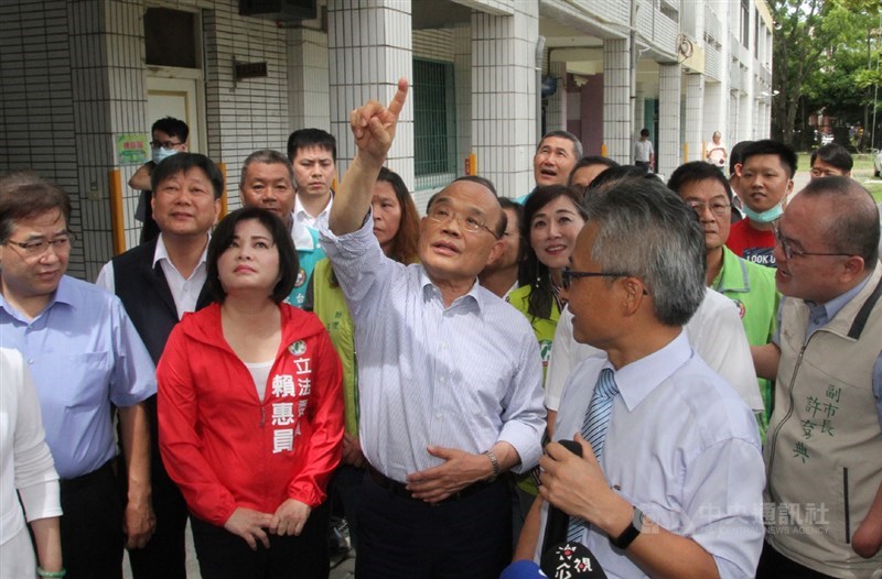 行政院長蘇貞昌(前中)7日前往台南市白河國小視察校園老舊校舍改建情形,並聽取校方與教育部簡報。中央社記者楊思瑞攝 109年7月7日