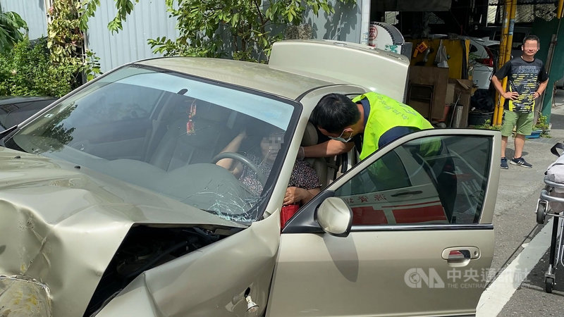 一名婦人7日駕車行經南投縣名間鄉員集路,疑天氣炎熱開車「恍神」撞斷路燈,造成車頭嚴重毀損,路面無明顯煞車痕,婦人身體有多處挫傷並自述胸部疼痛,送醫治療無生命危險。中央社記者蕭博陽南投攝 109年7月7日