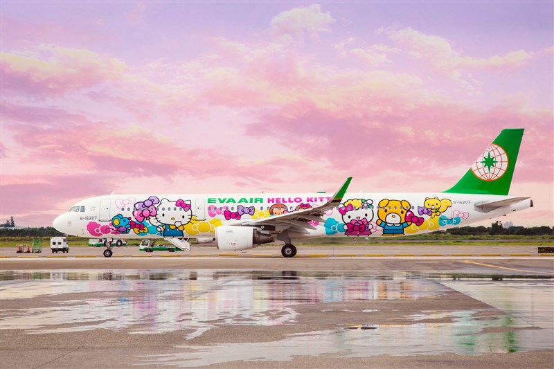 桃園國際機場也正與航空公司規劃搭機環島行程。長榮航空打算派Hello Kitty彩繪機出馬。(圖取自facebook.com/evaairwayscorp.tw)