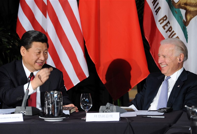 曾在美國歐巴馬政府任副總統的拜登(右),與中國領導人習近平(左)的私人關係為人稱道。拜登就任美國總統後,對中政策將繼續成為美政壇熱點。圖為2012年拜登與時任中國國家副主席習近平於美國洛杉磯舉辦的中美省州長見面會中會面。(中新社)