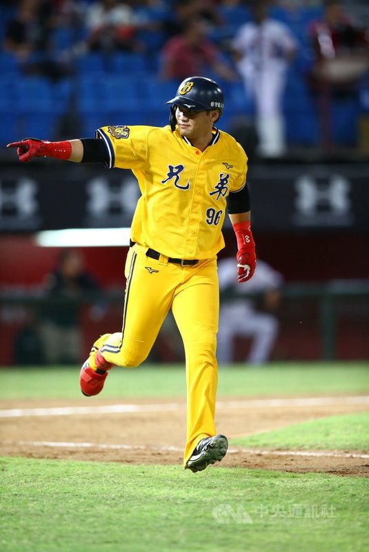 中職上半季爭冠關鍵戰役,中信兄弟隊7日落後了5局,第6局單局攻下6分、蘇緯達(圖)代打敲出超前比數3分砲,以9比7擊敗樂天桃猿隊,點亮上半季封王魔術數字3(M3),最快10日封王。(中信兄弟隊提供)中央社記者謝靜雯傳真 109年7月7日