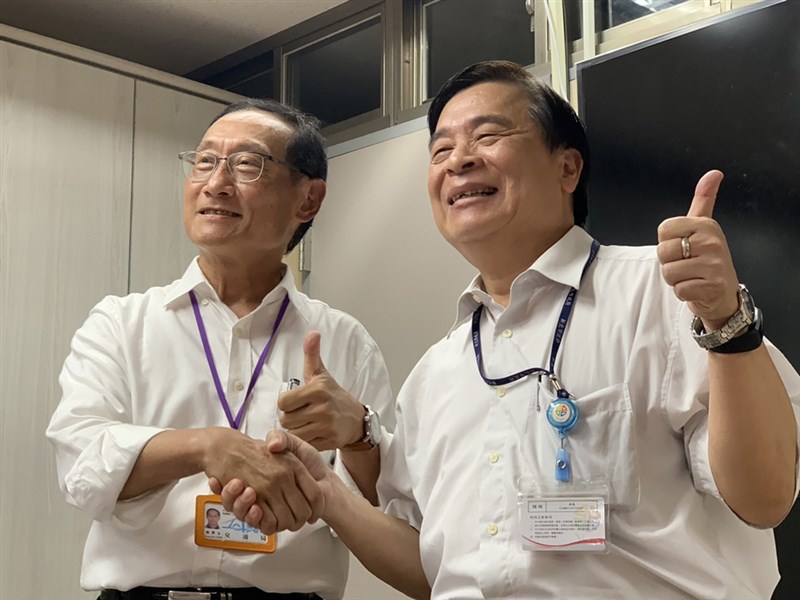 台北市將逐年汰換YouBike1.0並改為2.0版本,不過,新北市目前YouBike1.0共設有623站,契約民國110年8月到期,屆時若不跟進,雙北生活圈將面臨挑戰。台北市交通局長陳學台(左)、新北市交通局長鍾鳴時(右)8日開會,針對相關議題交換意見。(新北市交通局提供)中央社記者葉臻傳真 109年7月8日