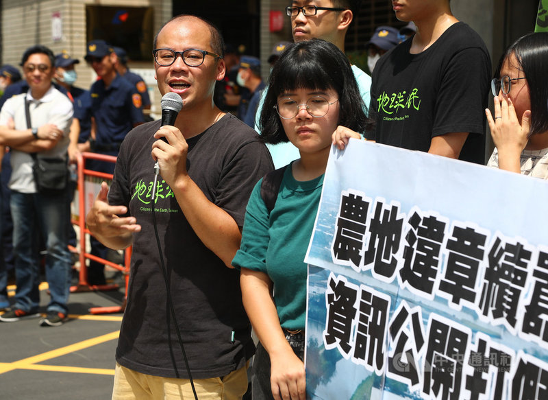 地球公民基金會等環團8日到經濟部大門口舉行記者會,副執行長蔡中岳(左)籲經濟部公開新增及既有未登記工廠名單、各縣市與中央執行斷水斷電及拆除情形,落實工輔法。中央社記者王騰毅攝 109年7月8日