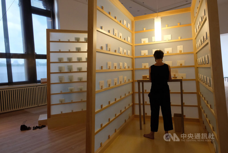 李明維的「魚雁計畫」邀請觀眾走進小亭子,將想對某人說的話寫在信中,陳列在架上的信成了作品的一部分。中央社記者林育立柏林攝 109年7月8日
