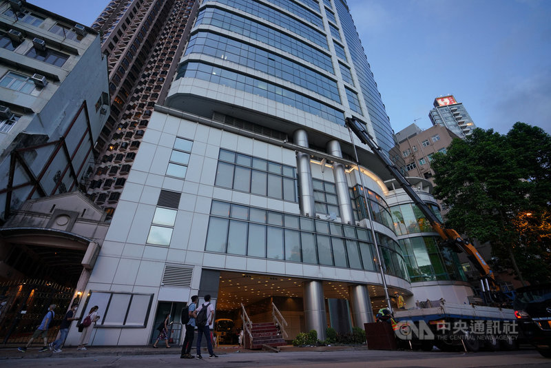 北京中央駐港國安公署8日上午開幕,地點就在港媒日前盛傳的維景酒店。圖為7日傍晚,工人在維景酒店前安裝新的升旗台和旗桿。(中通社提供)中央社 109年7月8日