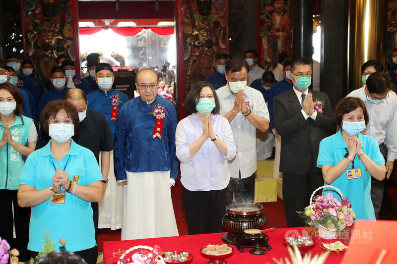 總統蔡英文(前中)8日在台北出席指南宮孚佑帝君成道1140週年大典,蔡總統雙手合十參拜祈福。中央社記者張皓安攝 109年7月8日