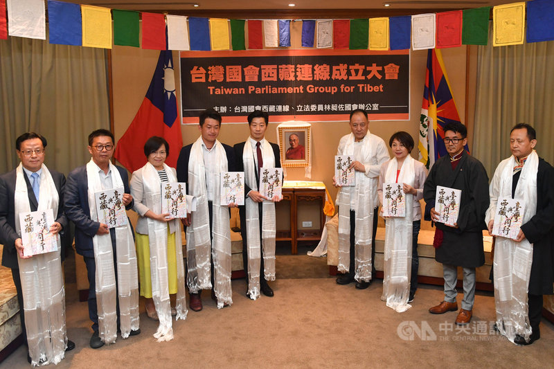 無黨籍立委林昶佐(左5)8日在立法院舉行「台灣國會西藏連線」成立大會,包括民進黨立委許智傑(左2)、劉世芳(左3)、范雲(右3)、台灣基進立委陳柏惟(左4)、財團法人達賴喇嘛西藏宗教基金會董事長達瓦才仁(右4)、西藏台灣人權連線理事長札西慈仁(右2)等人都出席。中央社記者林俊耀攝 109年7月8日