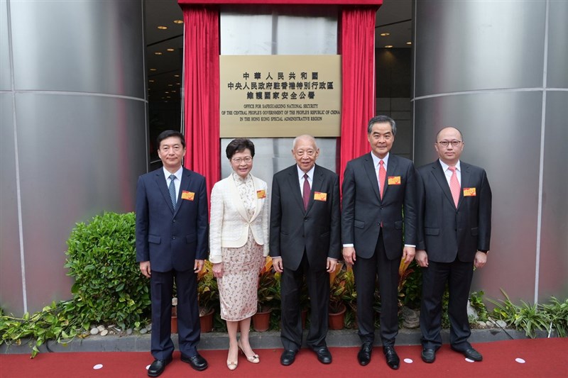 北京中央駐港國安公署8日上午掛牌開幕,駐港國安公署署長鄭雁雄(右)首度公開亮相,香港中聯辦主任駱惠寧(左起)、香港特首林鄭月娥、擔任全國政協副主席的香港前特首董建華和梁振英等人也出席。(圖取自香港政府新聞網網頁news.gov.hk)