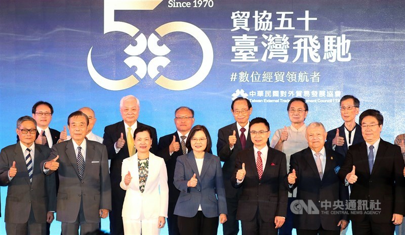 總統蔡英文(前中)7日下午在台北出席「外貿協會50週年慶茶會」,和經濟部長王美花(前左3)、外貿協會董事長黃志芳(前右3)等人合影留念。中央社記者張皓安攝 109年7月7日