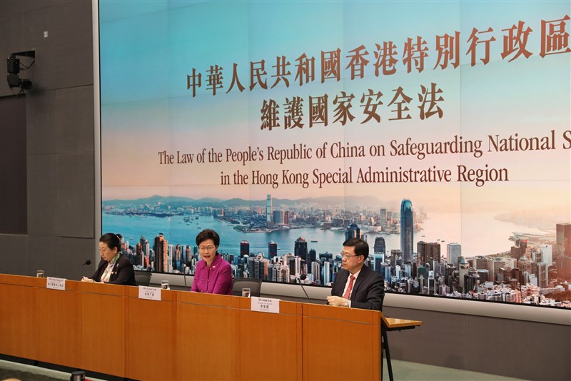 香港實施國安法,前中國外交官指出,港人是不滿中國干預才出走投奔自由;雖然中國可能會重複六四事件後的海外滲透伎倆,但效果將大不如前。圖為特首林鄭月娥(中)1日就香港國安法執行細節舉行記者會。(中新社提供)