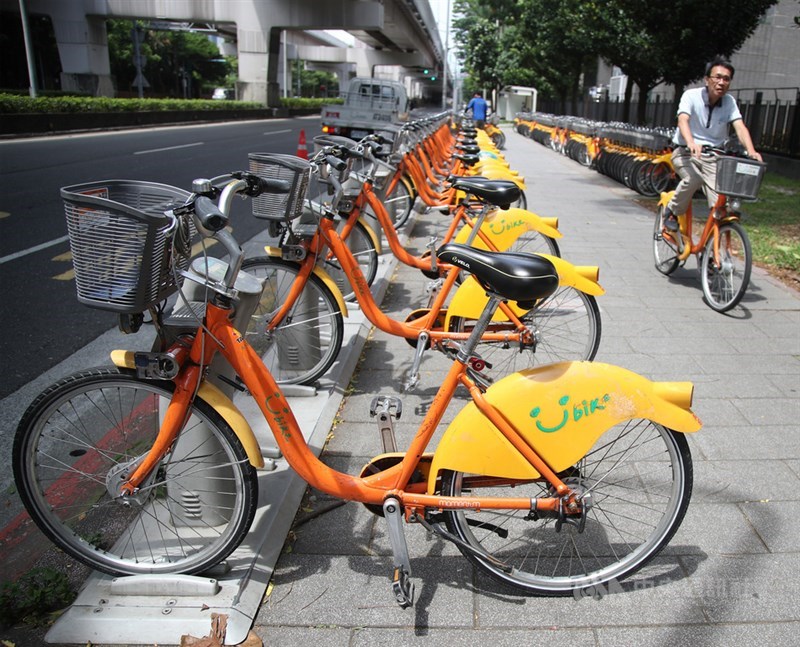 台北市YouBike將升級成2.0,雙北市政府交通局長7日開會交換意見,民眾在明年底前,還能騎1.0悠遊雙北共同圈。(中央社檔案照片)