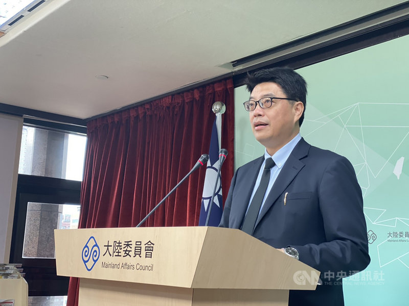 大陸委員會發言人邱垂正9日下午在例行記者會上表示,因港區國安法條文內容模糊不清,導致國人赴陸港澳及在陸港澳風險大增,呼籲國人審慎評估前往或過境陸港澳行程。中央社記者賴言曦攝 109年7月9日
