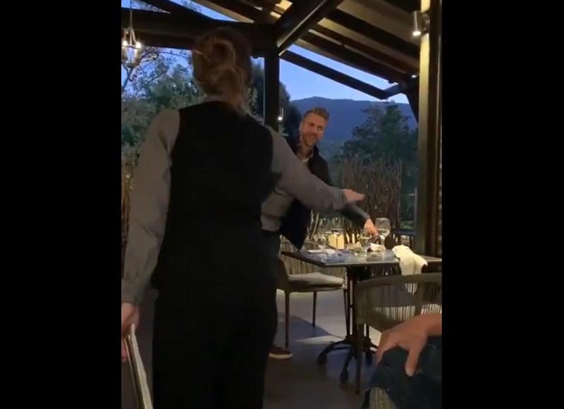 一家科技公司執行長(後)在餐廳辱罵亞裔家庭,服務生(前)當場趕人,命他不得再踏入餐廳。(圖取自twitter.com/JohnRizkallah)