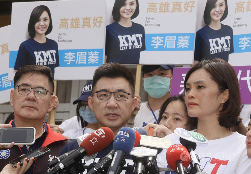 國民黨主席江啟臣(前中)9日南下輔選高雄市長補選參選人李眉蓁(前右),媒體問及有關高雄市議長補選失利辭黨魁的說法,江啟臣表示,國民黨要展現的是決心,守住議長這個位置,絕對是目前最重要的事情,全力以赴。中央社記者董俊志攝 109年7月9日