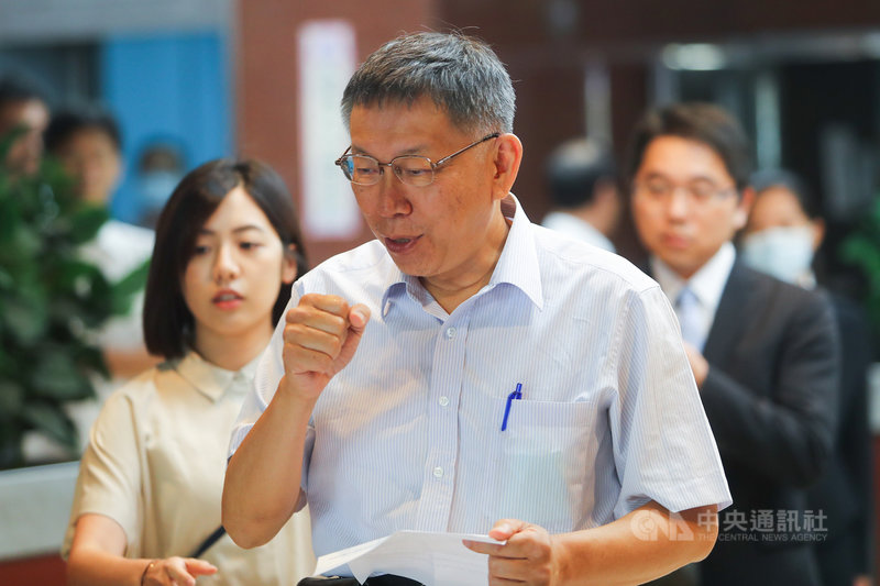 台北市長柯文哲(前中)不滿作家伊森.葛特曼(Ethan Gutmann)指他是騙子,控告葛特曼妨害名譽等罪。台北地檢署9日傳喚柯文哲到案說明,偵訊結束後柯文哲對外發表聲明。中央社記者王騰毅攝 109年7月9日