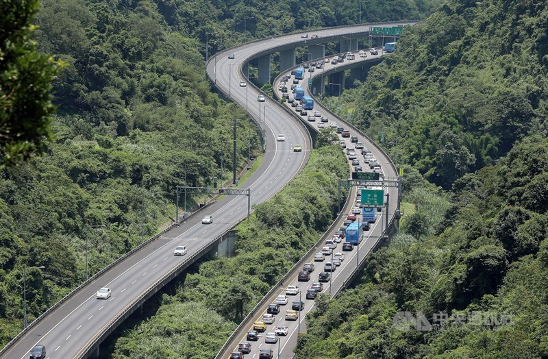 國道5號端午連假嚴重塞車,中華民國運輸學會7月9日提出建議包括修法打破通行費2倍上限等。圖為端午節連續假期,國道5號南下往宜蘭方向6月24日就開始出現塞車,持續到6月25日中午已連續壅塞超過20小時。(中央社檔案照片)